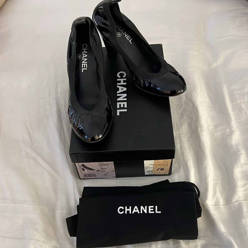 Chanel women’s black patent heels size 40 run small - fits like size 39/9